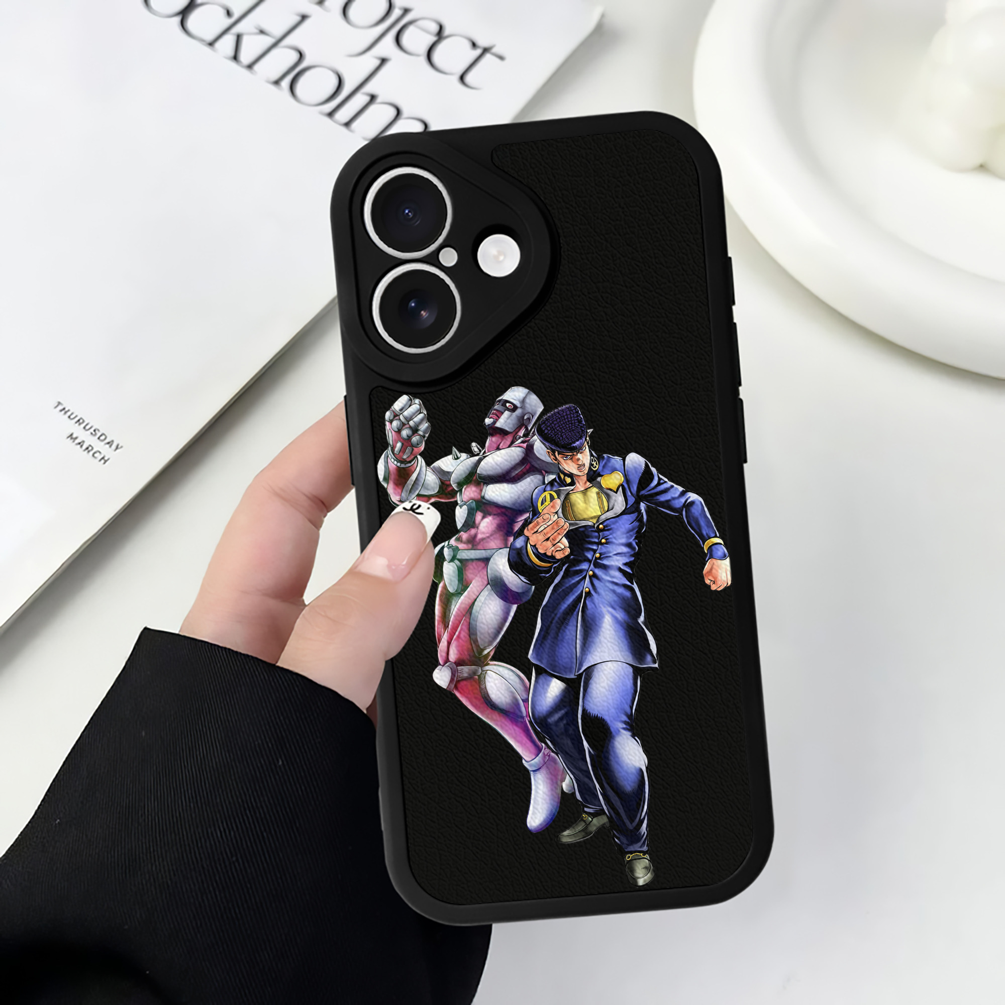 （画像用） ジョジョの奇妙な冒険 ひがしかた じょうすけ JoJo's Bizarre Adventure Higashikata Josuke 【iPhone 16シリーズ対応】シリコンスマホケース（レザー調） 材質：シリコン